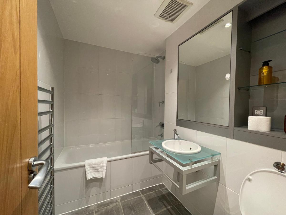 Stunning Westminster Apartment - 9 Albert لندن المظهر الخارجي الصورة